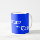 Mug En démocratie, nous faisons confiance au bleu (Devant droit)