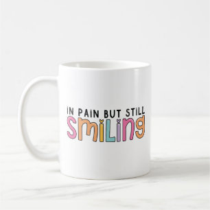 Mug en douleur mais souriant encore