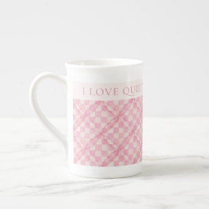 MUG EN FAIENCE FINE COUVERTE À CARREAUX ROSES + TE