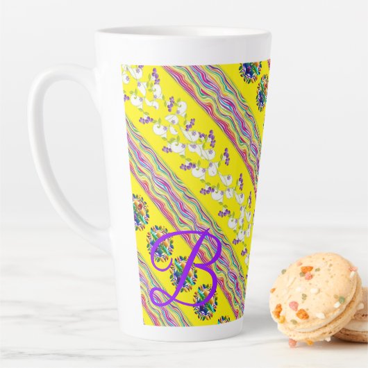 Mug en latte à rayures florales (En situation)