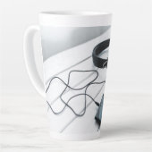 Mug en latte moderne élégant (Angle gauche)