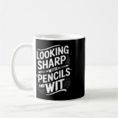 Mug En Regardant Sharp Avec Crayons Et Avec Esprit (Gauche)