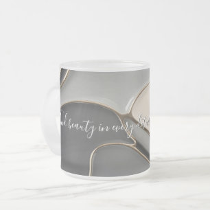 Mug en verre dépoli dans graphique élégant