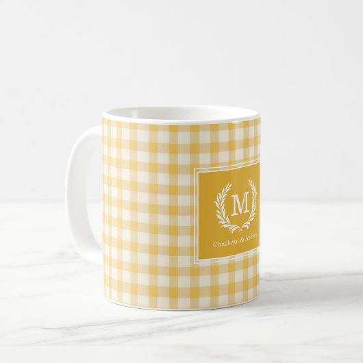 Mug En vichy jaune Monogramme Crest Personnalisé (Devant gauche)