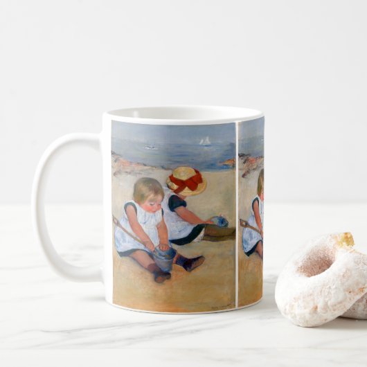 Mug Enfants jouant sur la plage (Avec donut)