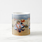 Mug Enfants jouant sur la plage (Centre)