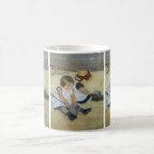 Mug Enfants jouant sur la plage par Mary Cassatt (Centre)