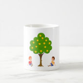 Mug Enfants joueuses assis sous un arbre de pomme (Centre)