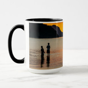 Mug Enfants pêchant au coucher du soleil