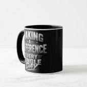Mug Enseignant faisant une différence chaque jour (Devant gauche)