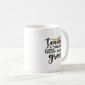 Mug Enseignants qui aident les petits esprits à grandi (Devant droit)