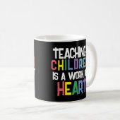 Mug Enseigner aux enfants est une oeuvre de coeur (Devant droit)