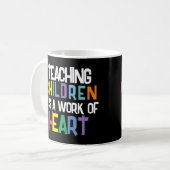 Mug Enseigner aux enfants est une oeuvre de coeur (Devant gauche)
