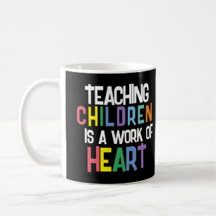 Mug Enseigner aux enfants est une oeuvre de coeur