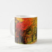 Mug Entouré par couleur d'automne (Devant gauche)
