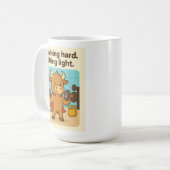 Mug Entraînement dur. Lève la lumière. Design de dessi (Devant gauche)
