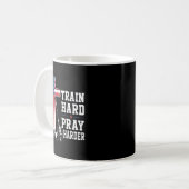 Mug Entraînement dur Prière plus dure Workout chrétien (Devant gauche)