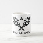 Mug Entraîneur De Thème De Tennis Nom Monogramme<br><div class="desc">Thème de tennis conçu pour votre entraîneur ou assistant,  volontaire ou fan de tennis favori. Design moderne de style logo icône avec deux raquettes et une boule. Ajoutez votre nom pour créer une conception customisée. Idéal pour les entraîneurs de tennis scolaires et les entraîneurs de tennis privés.</div>