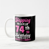 Mug Entrer dans mon 74e anniversaire avec la grâce de (Gauche)