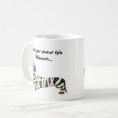 Mug Enveloppez votre teckel de la saucisse | Halloween (Devant gauche)