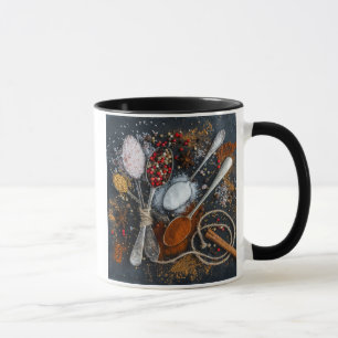 Mug Épices disposées sur des cuillères