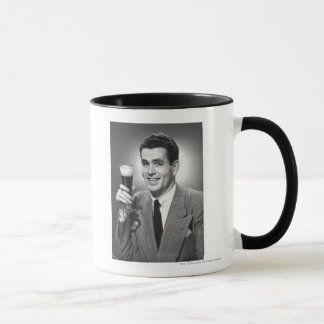 Mug Équipez tenir le verre de bière dans le studio B&W