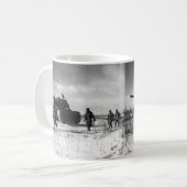 Mug ęr Division de la Marine se déplaçant par le (Devant gauche)