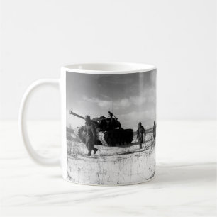 Mug ęr Division de la Marine se déplaçant par le