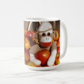 Mug Ernie que le singe Apple de chaussette attaquent (Devant droit)