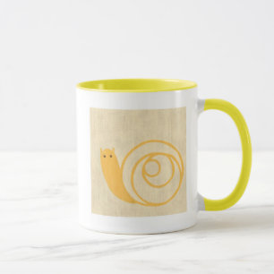 Mug Escargot jaune sur l'arrière - plan crème