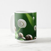 Mug Escargots alignés sur des plantes verts (Devant gauche)