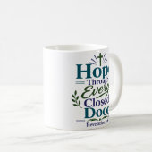 Mug Espoir à travers chaque porte fermée Citation basé (Devant droit)