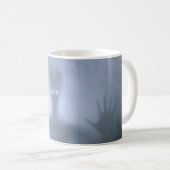 Mug Esprit effrayant d'alien émergeant du brouillard (Devant droit)