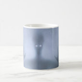 Mug Esprit effrayant d'alien émergeant du brouillard (Centre)