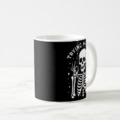 Mug Essayer Mon Squelette Drôle Buvant du Café Hallowe (Devant droit)