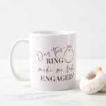 Mug Est-Ce Que Cette Bague Me Fait Apparaître La Calli<br><div class="desc">Est-ce que cette bague me fait paraître fiancée ? Une mignonne tasse rousse au design moderne de calligraphie de luxe avec une bague de fiançailles en diamant doré sur un arrière - plan rose vif. Un cadeau mignon pour ceux qui seront bientôt mariés.</div>