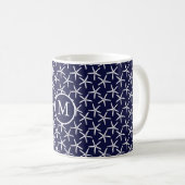 Mug Estarfish blanche sur un arrière - plan bleu marin (Devant droit)