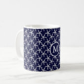 Mug Estarfish blanche sur un arrière - plan bleu marin (Devant gauche)