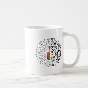 Mug Et Ceux Qui Ont Été Vus Danser Ont Été Pensés Être