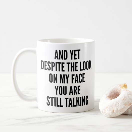 Mug Et pourtant, malgré le regard sur mon visage, vous (Avec donut)