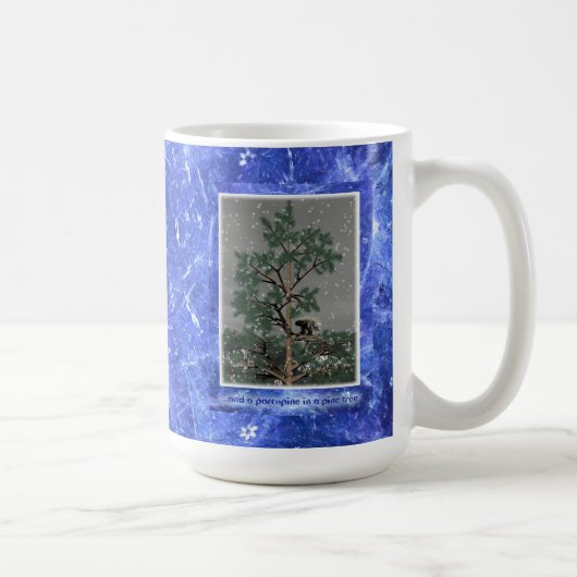 Mug Et Une Porcupine Dans Un Pin Tree (Droite)