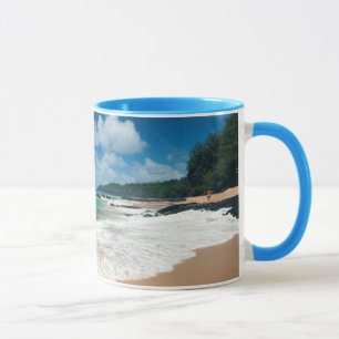 Mug États-Unis, Kauai, Hawaii. Une femme se promène su
