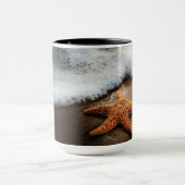 Mug Étoiles de mer seules sur la plage (Centre)