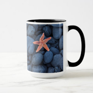 Mug Étoiles de mer sur les roches noires le long de l
