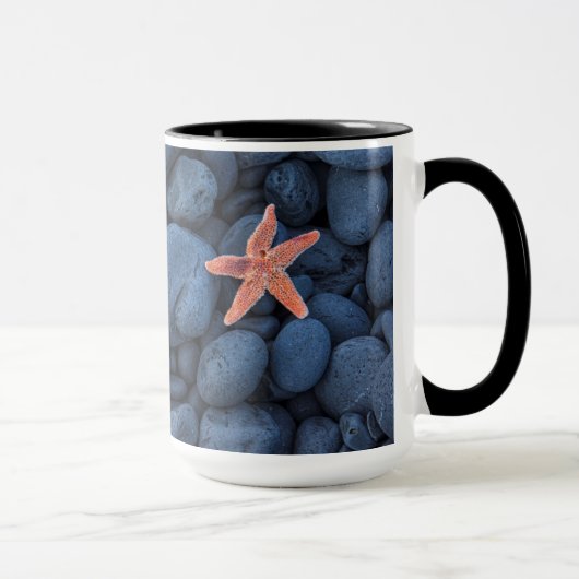 Mug Étoiles de mer sur les roches noires le long de la (Droite)