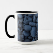 Mug Étoiles de mer sur les roches noires le long de la (Gauche)