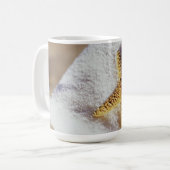 Mug Étoiles de mer sur une serviette (Devant gauche)