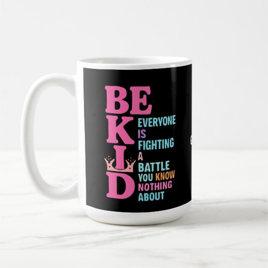 Mug Être gentil Tout le monde combat une force de comb (Gauche)