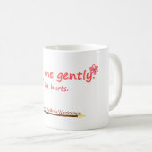 Mug Étreignez-moi attaquent doucement (Devant droit)