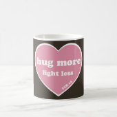 Mug Étreignez plus, combat moins (Centre)